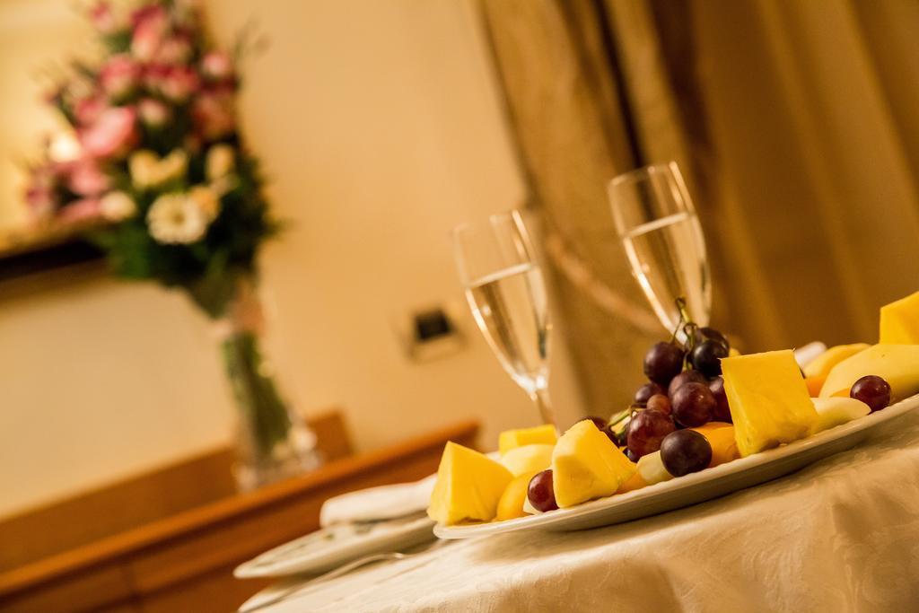 Hotel Ares Pontinia Екстер'єр фото