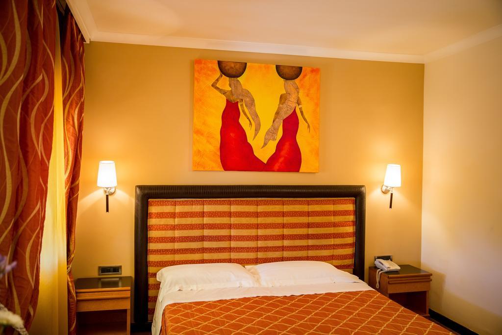 Hotel Ares Pontinia Екстер'єр фото