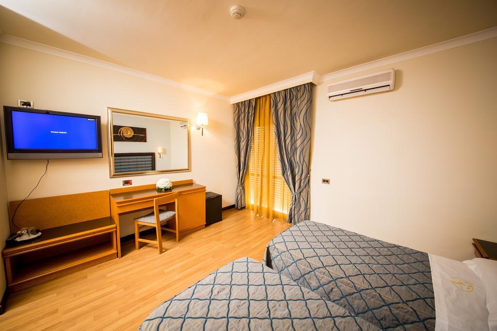 Hotel Ares Pontinia Екстер'єр фото