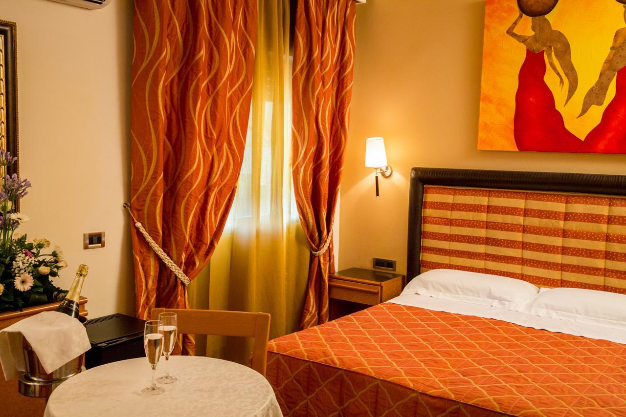 Hotel Ares Pontinia Екстер'єр фото